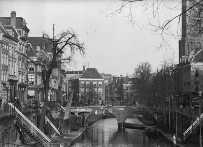 40356 Gezicht op de Oudegracht Tolsteegzijde te Utrecht met in het midden op de achtergrond de Hamburgerbrug.